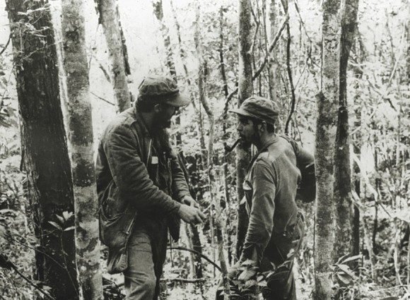 Fidel y el Che en la Sierra Maestra en 1957.